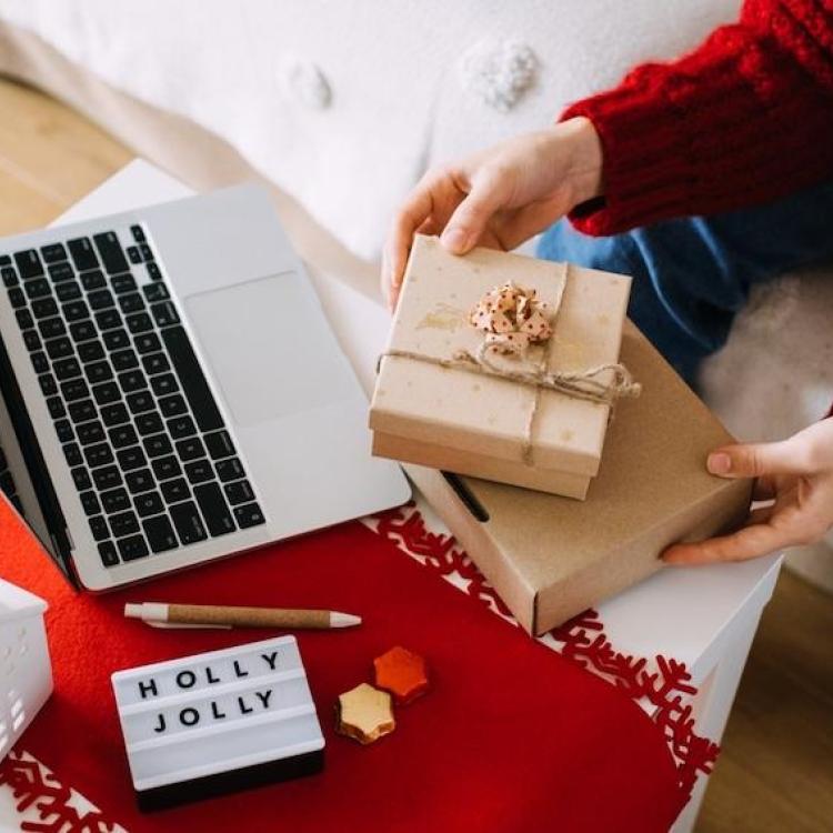 Best Ways To Use AI For Holiday Shopping 